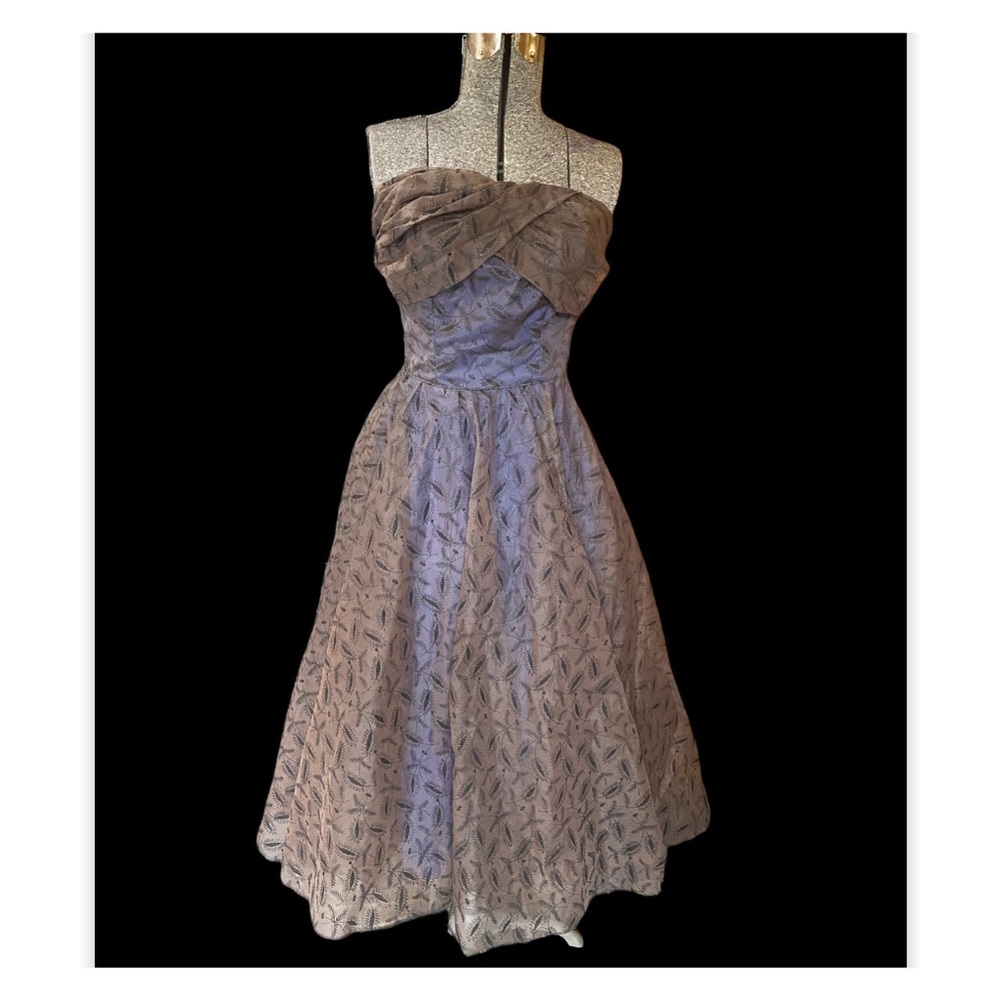 Gorgeous 1950s strapless prom style dress